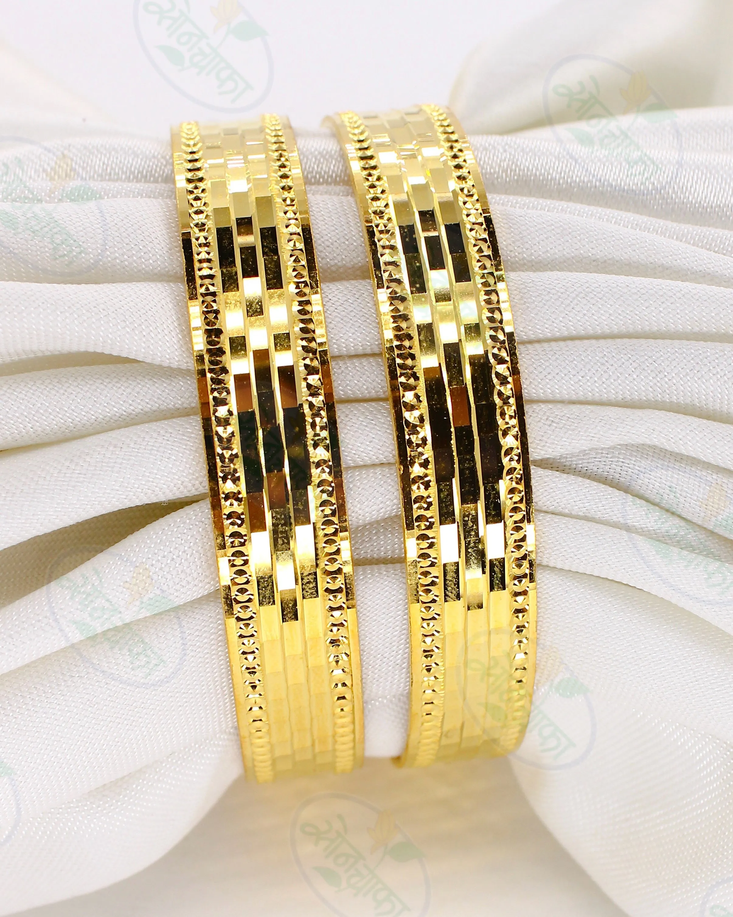 ALLURING GOLD PLATED BANGLES