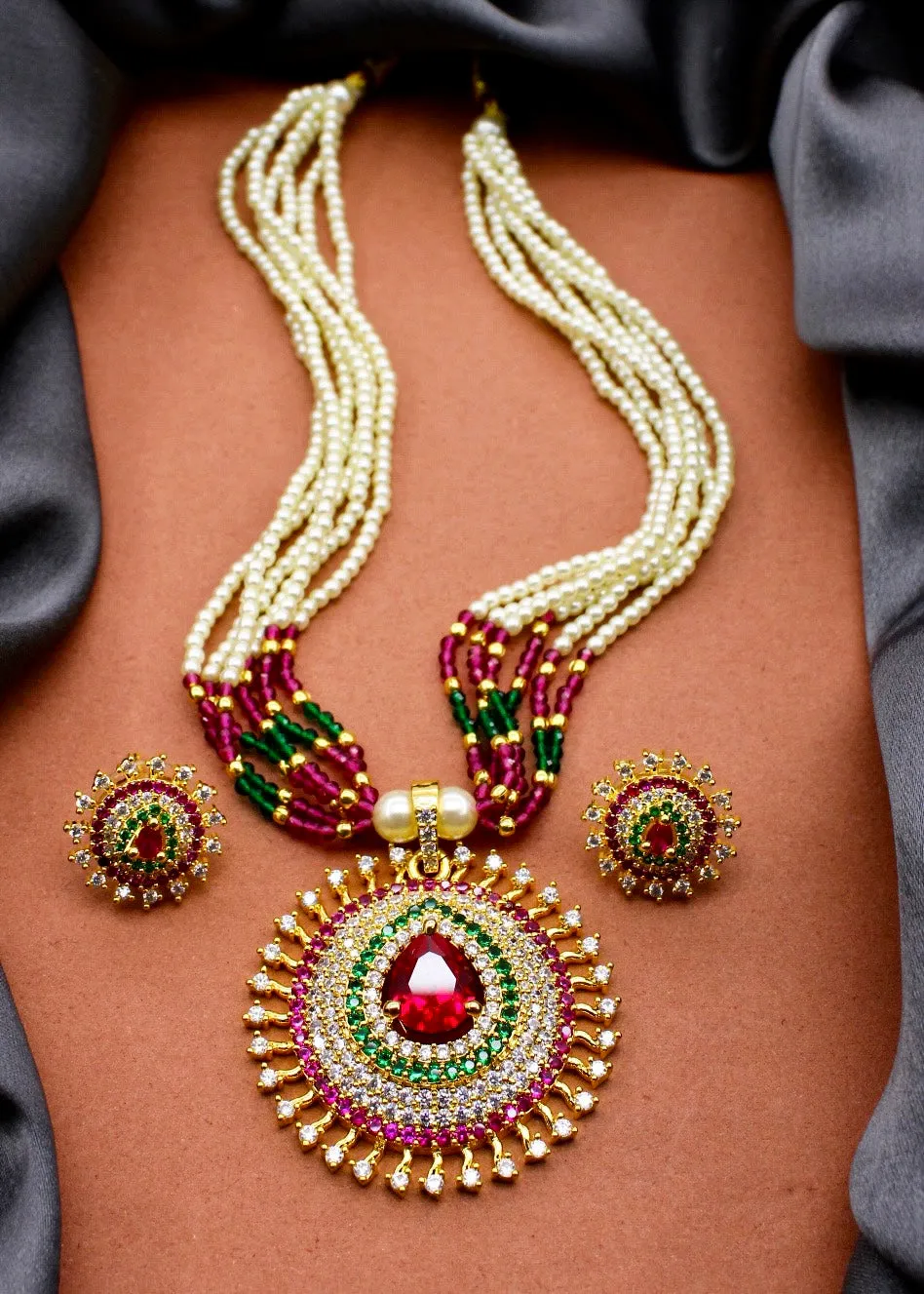 ALLURING MOTI NECKLACE