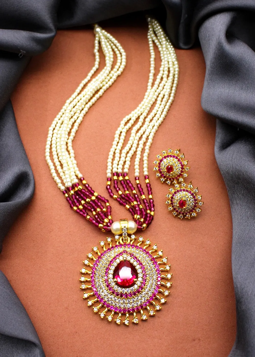 ALLURING MOTI NECKLACE