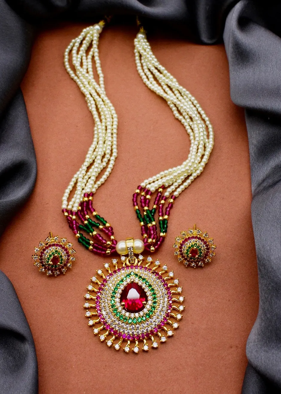 ALLURING MOTI NECKLACE