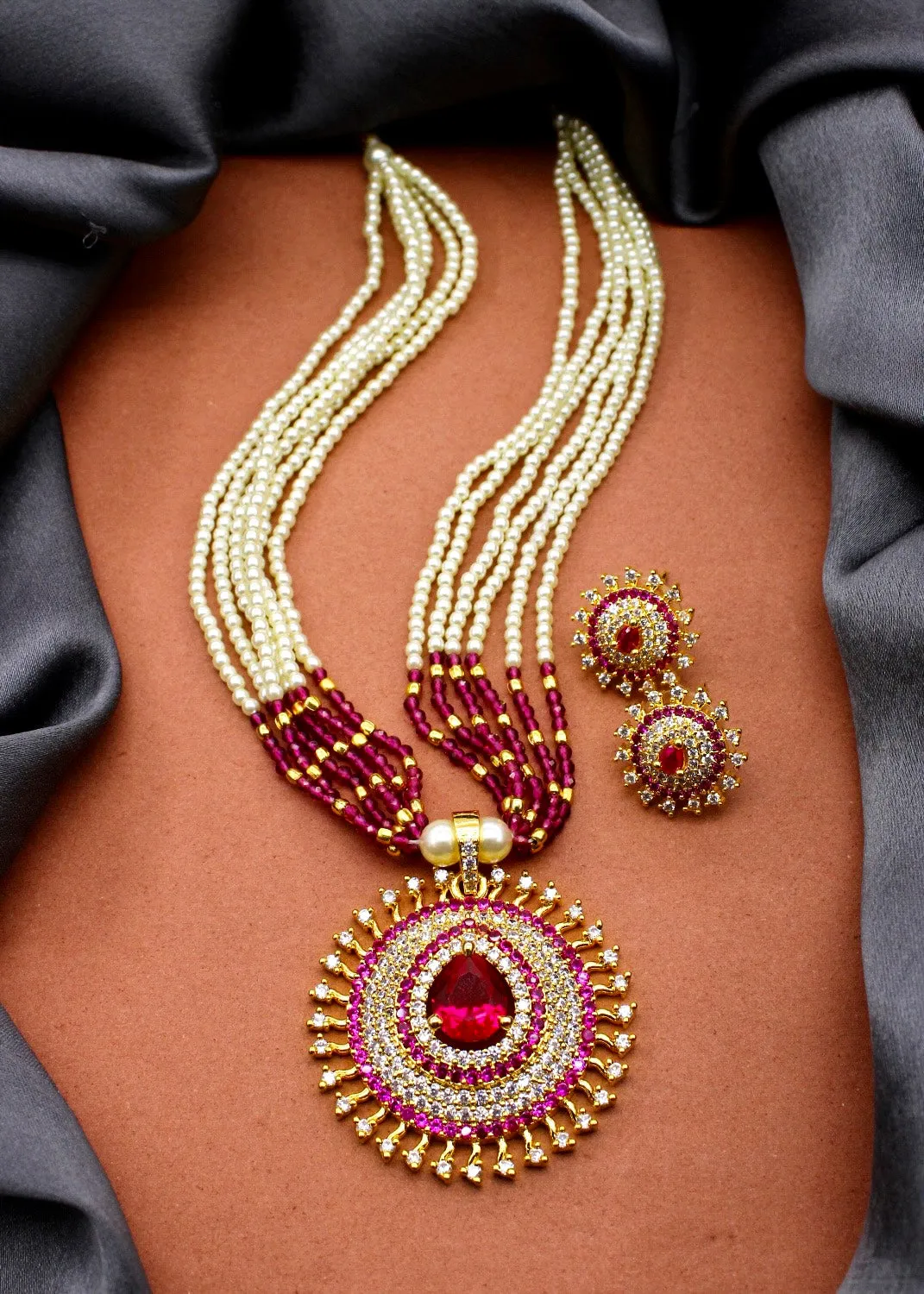 ALLURING MOTI NECKLACE