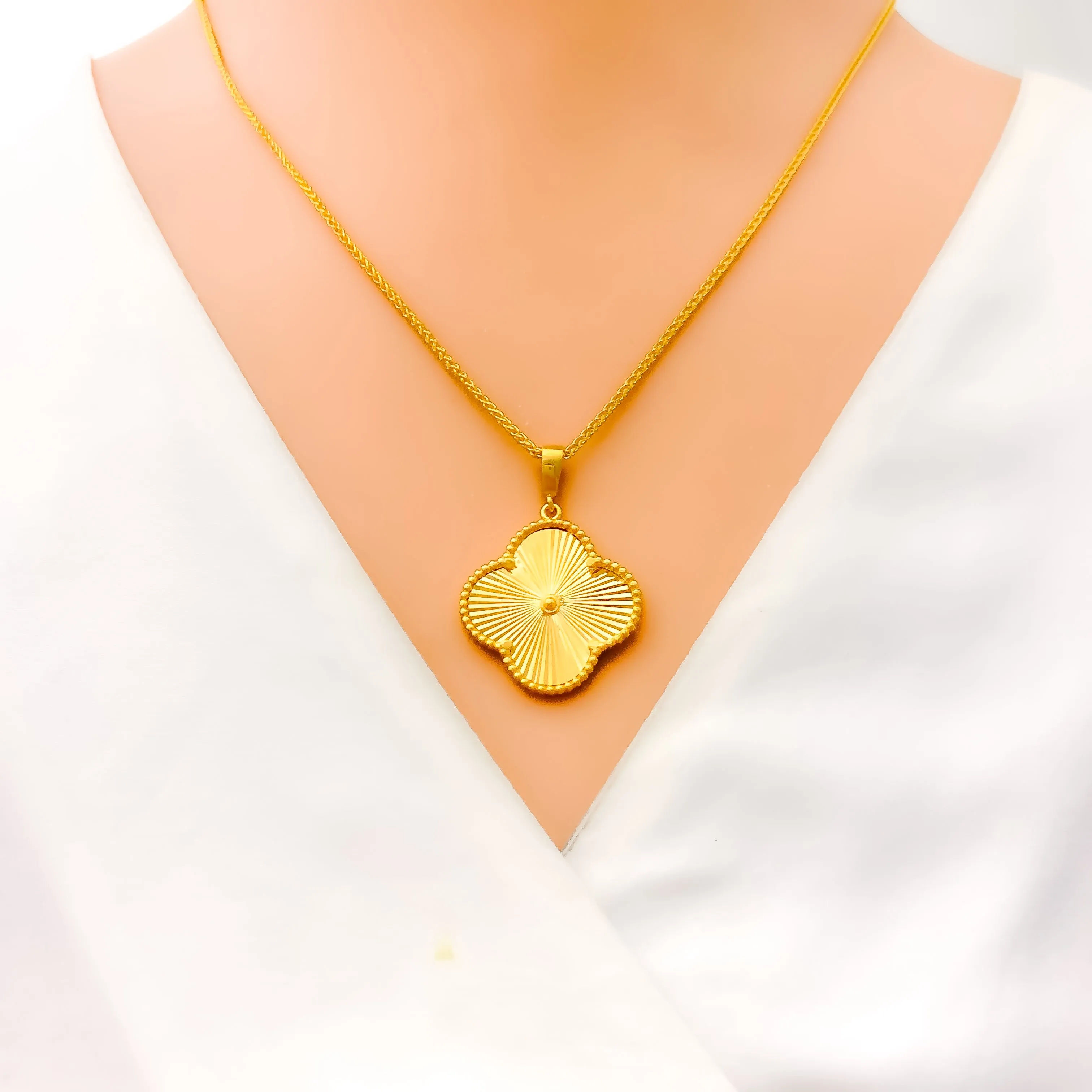 Beautiful Alluring Clover 22k Gold Pendant W/ Chain