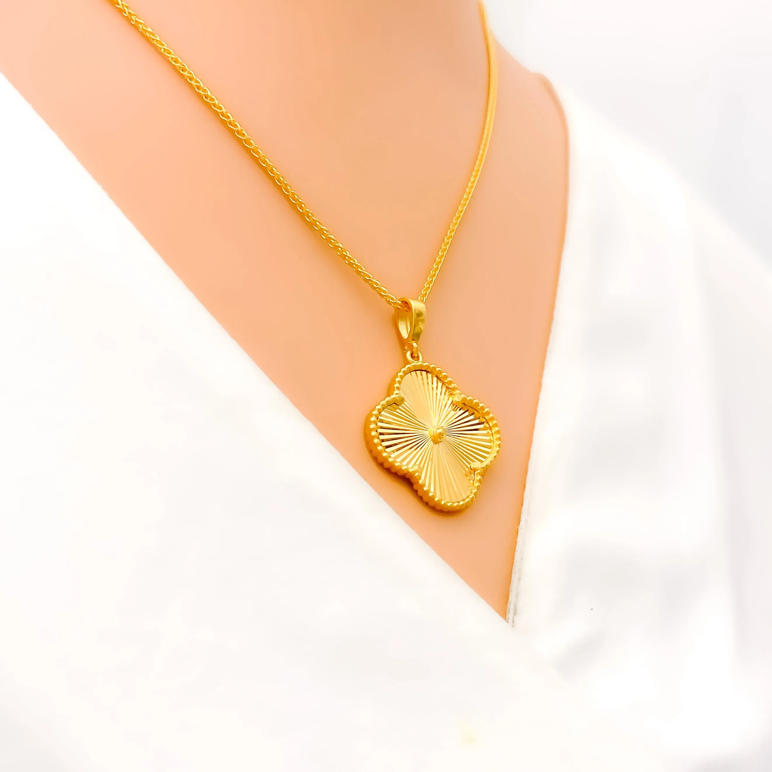 Beautiful Alluring Clover 22k Gold Pendant W/ Chain