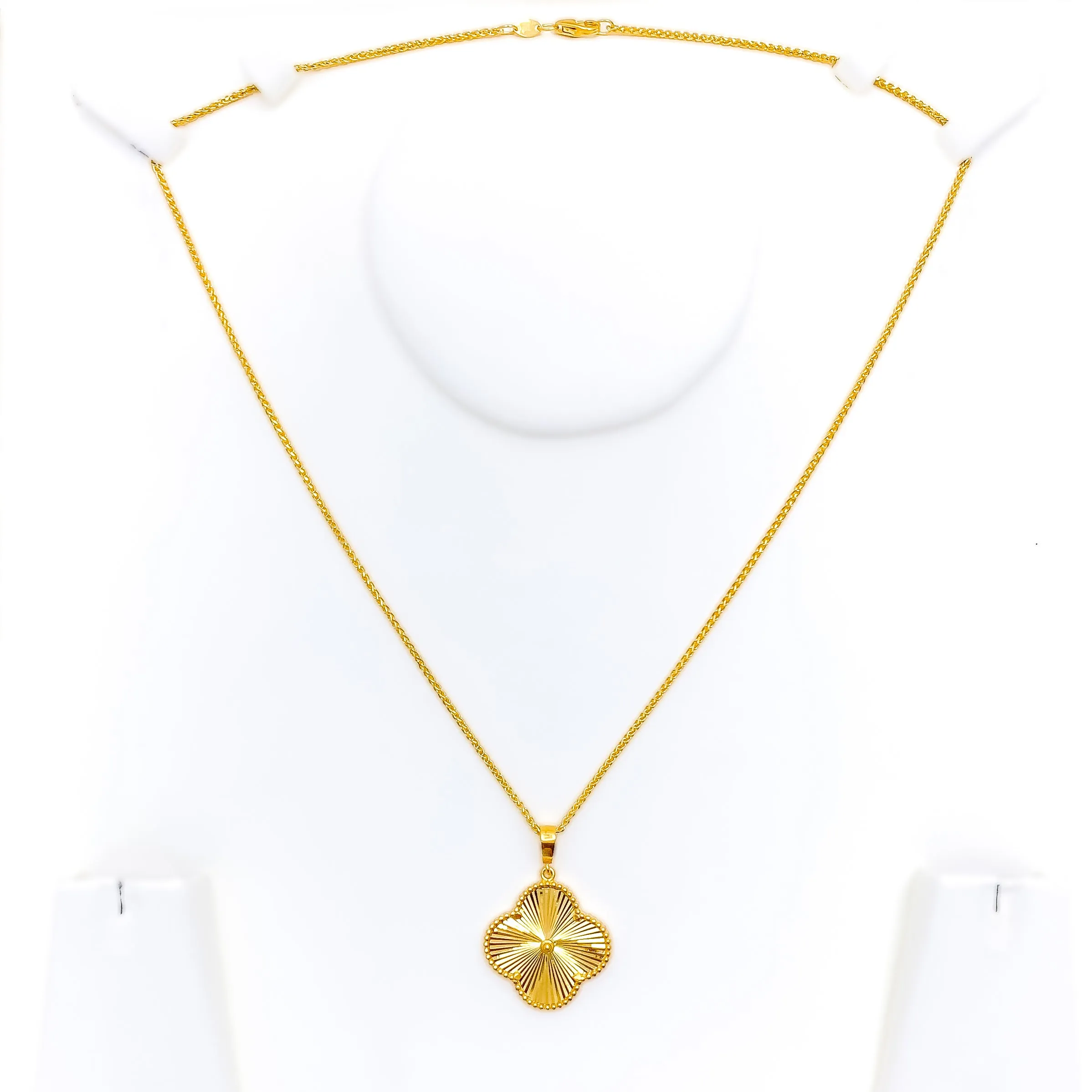 Beautiful Alluring Clover 22k Gold Pendant W/ Chain