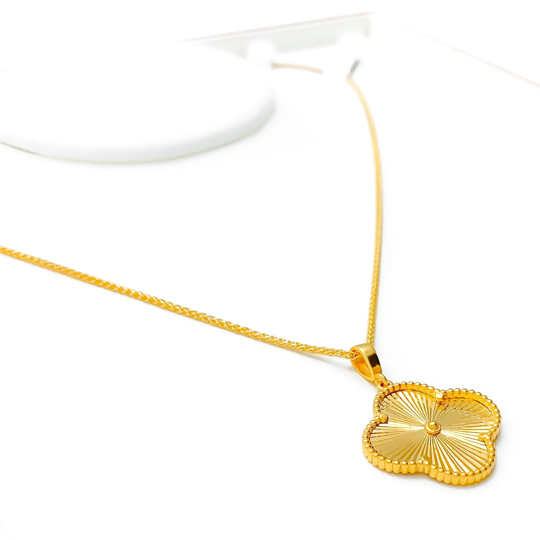 Beautiful Alluring Clover 22k Gold Pendant W/ Chain