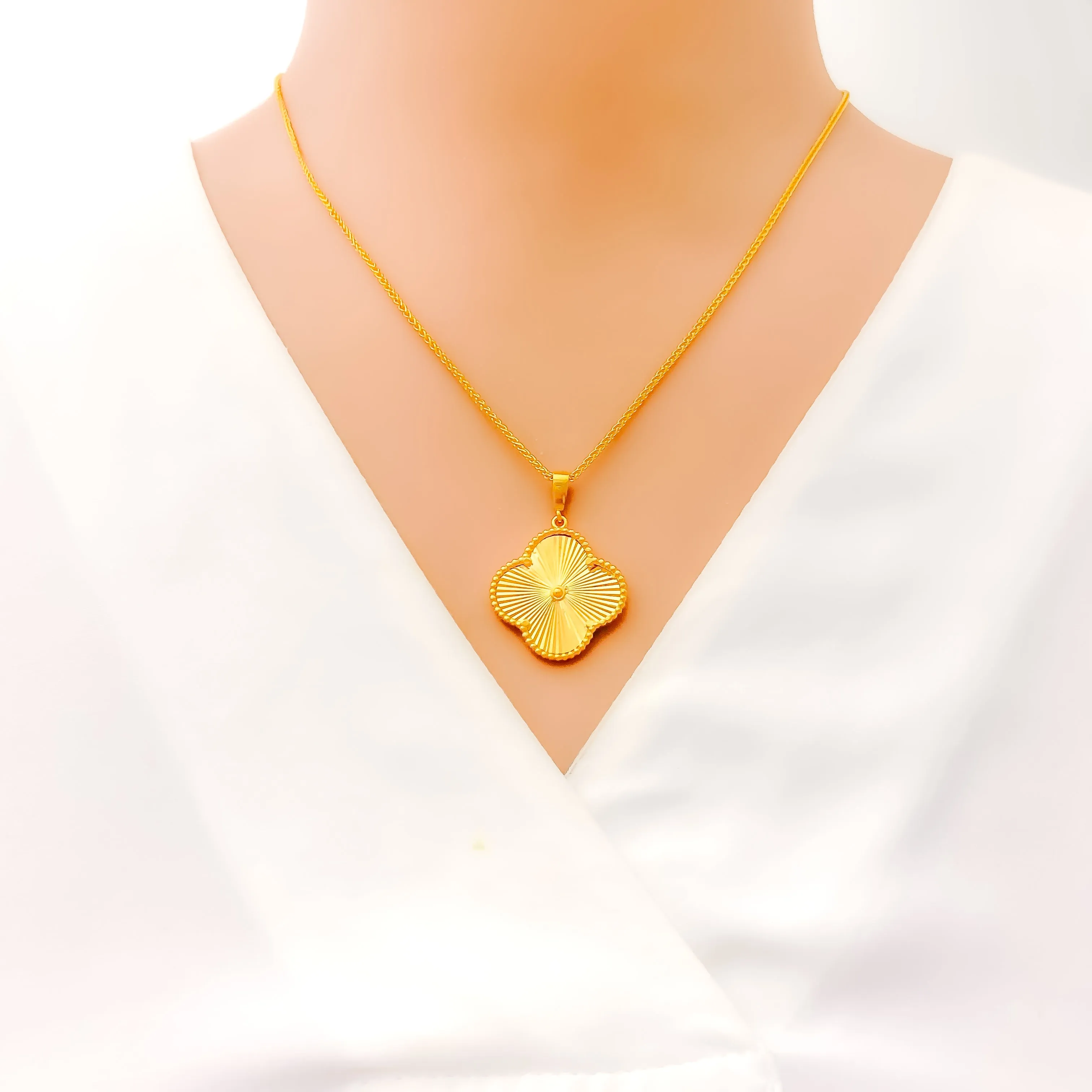 Beautiful Alluring Clover 22k Gold Pendant W/ Chain