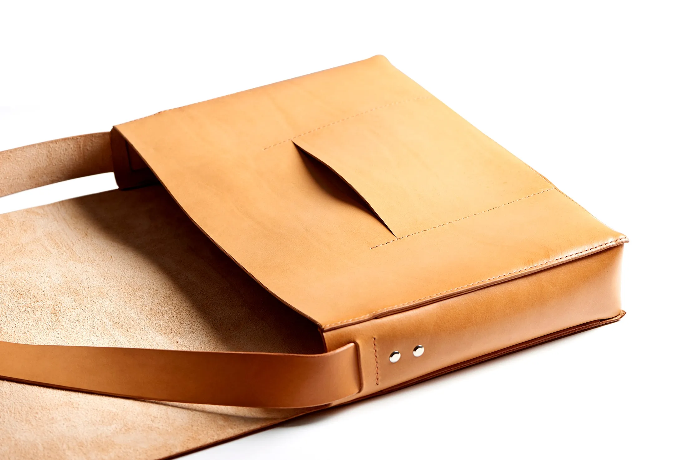 Leather messenger bag: NORD (natural)