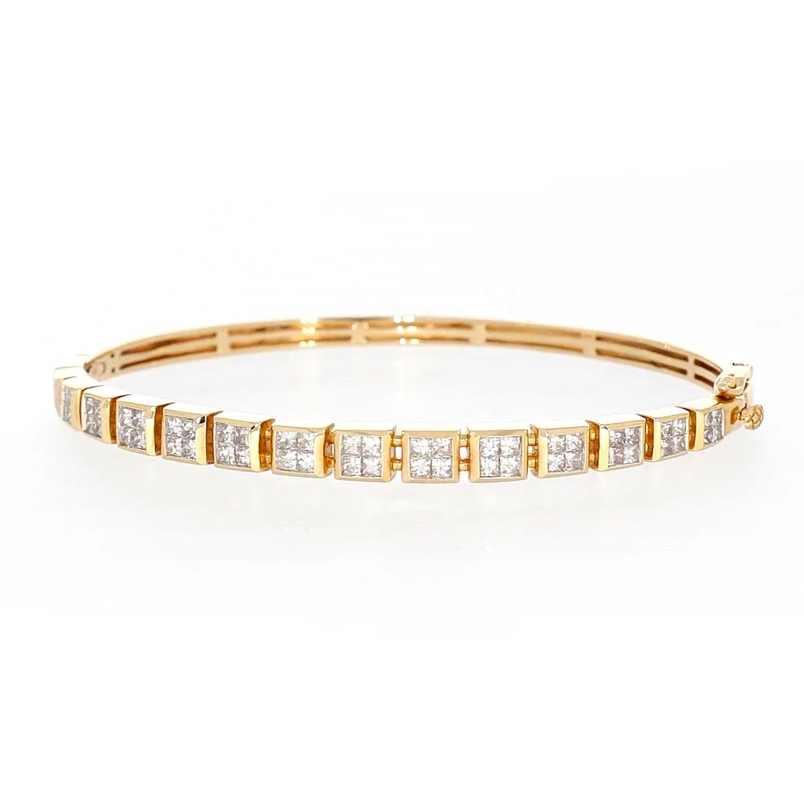 New York 14ct Yellow Gold Princess Cut 1 3/4 CARAT tw of Diamonds Bangle