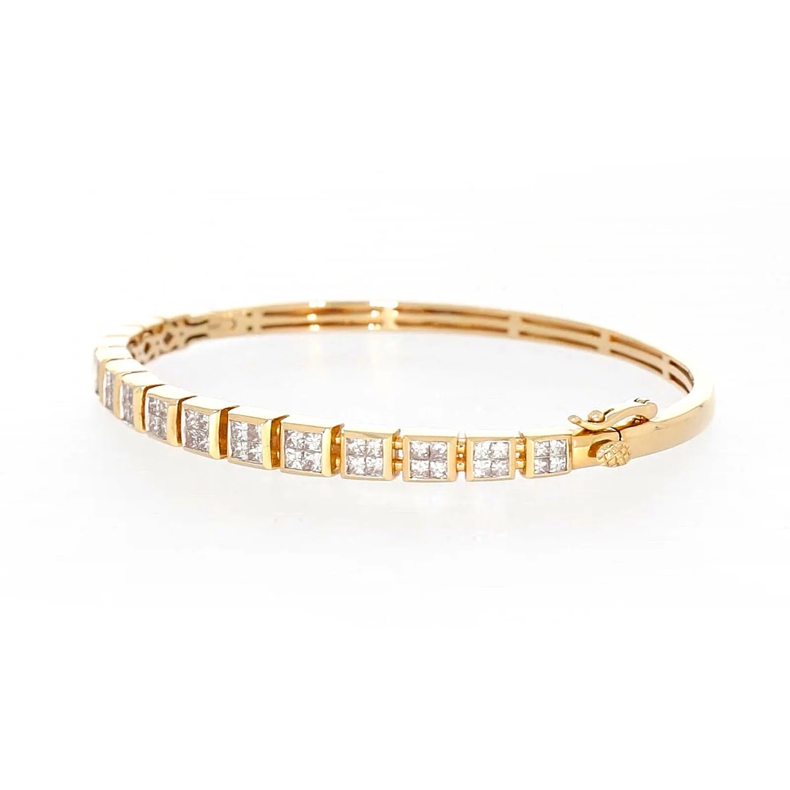 New York 14ct Yellow Gold Princess Cut 1 3/4 CARAT tw of Diamonds Bangle