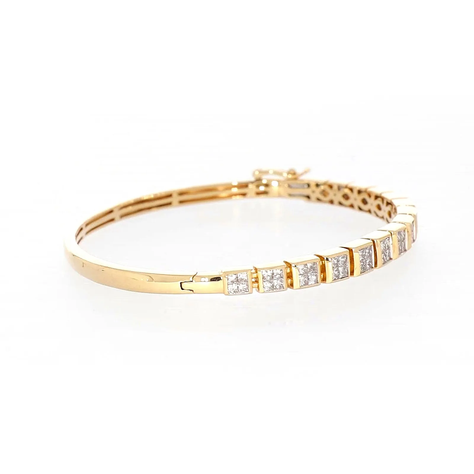 New York 14ct Yellow Gold Princess Cut 1 3/4 CARAT tw of Diamonds Bangle