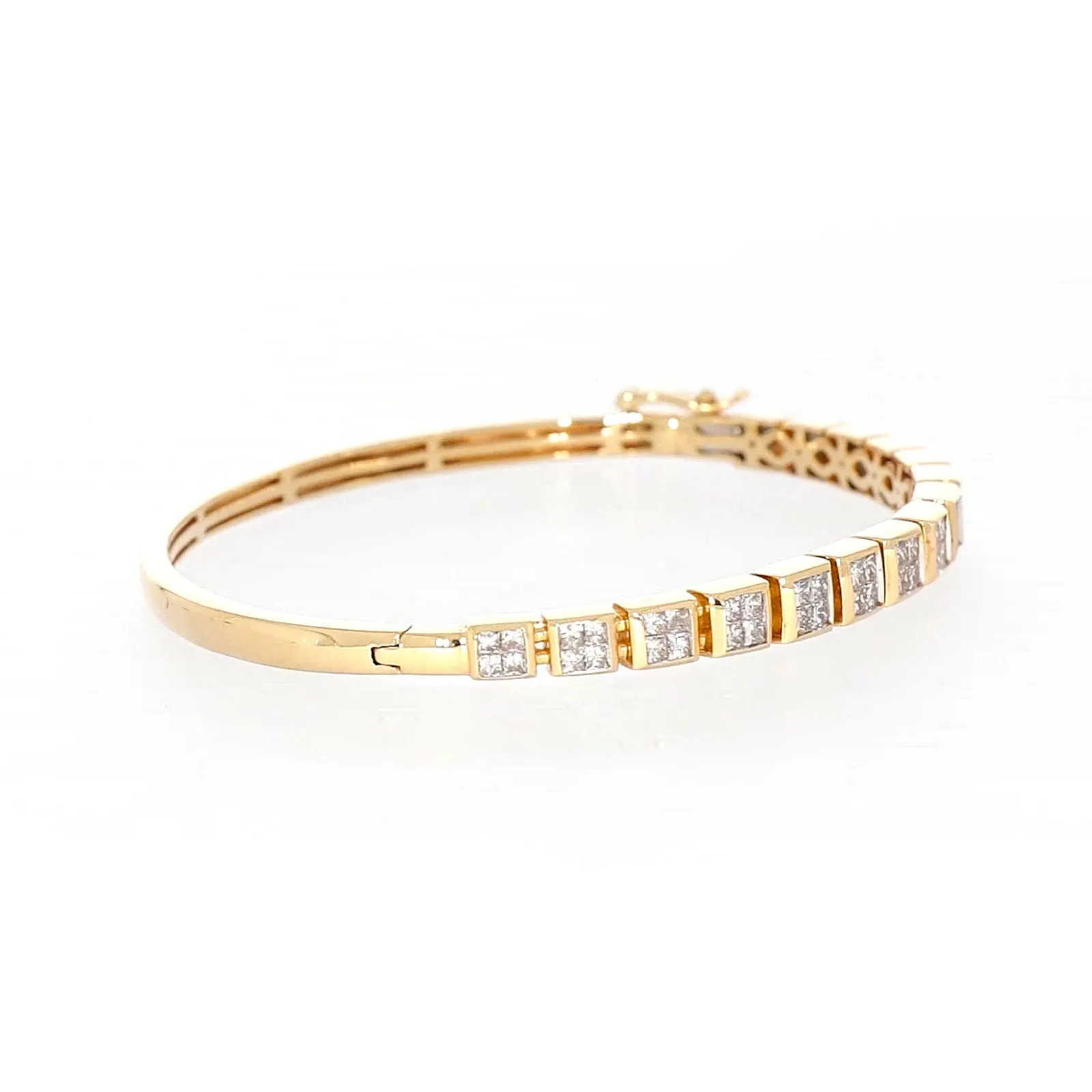 New York 14ct Yellow Gold Princess Cut 1 3/4 CARAT tw of Diamonds Bangle