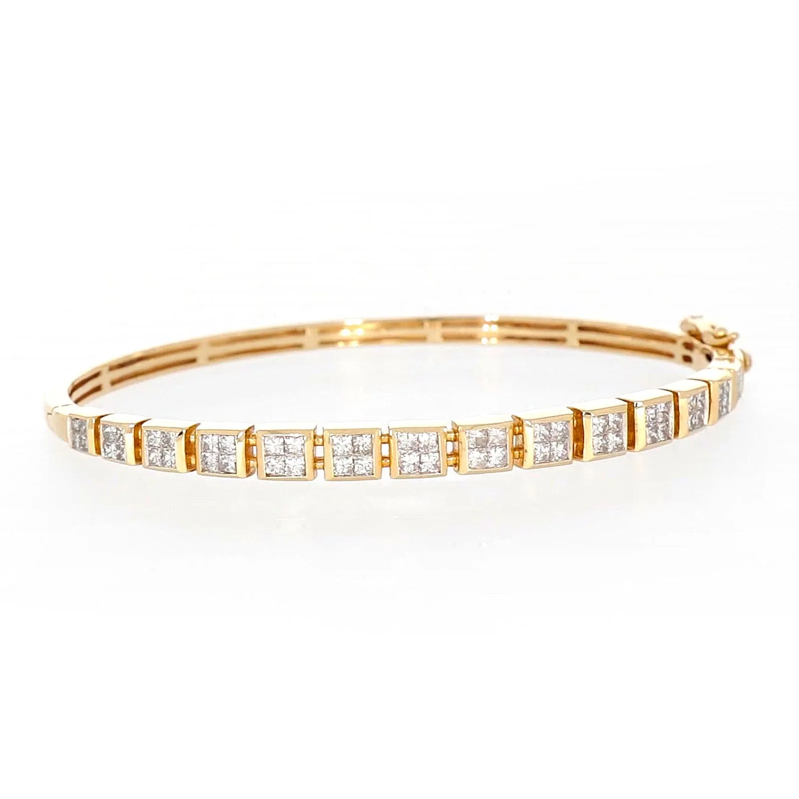 New York 14ct Yellow Gold Princess Cut 1 3/4 CARAT tw of Diamonds Bangle