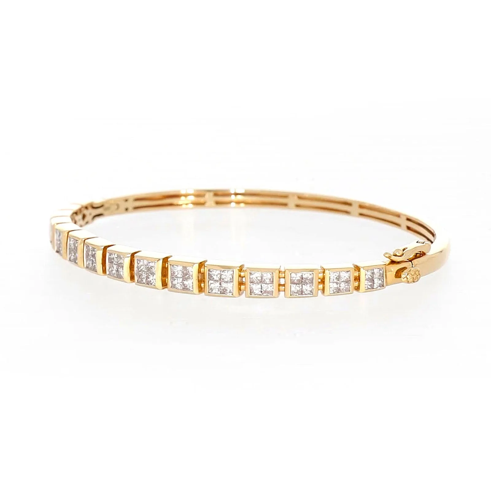 New York 14ct Yellow Gold Princess Cut 1 3/4 CARAT tw of Diamonds Bangle