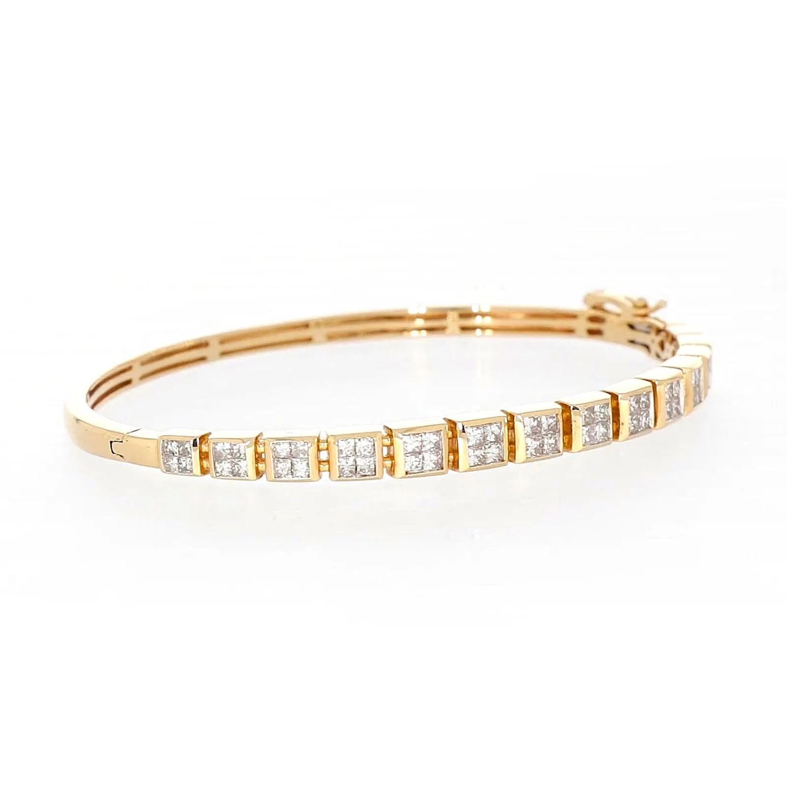 New York 14ct Yellow Gold Princess Cut 1 3/4 CARAT tw of Diamonds Bangle