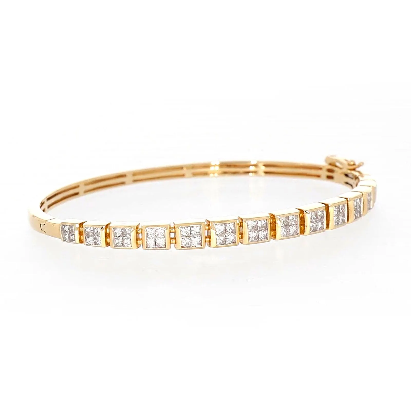 New York 14ct Yellow Gold Princess Cut 1 3/4 CARAT tw of Diamonds Bangle