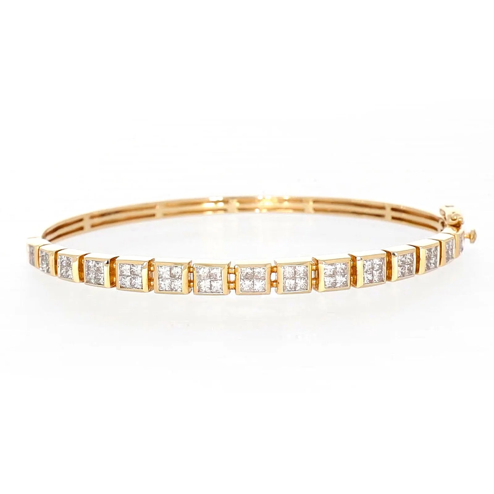 New York 14ct Yellow Gold Princess Cut 1 3/4 CARAT tw of Diamonds Bangle