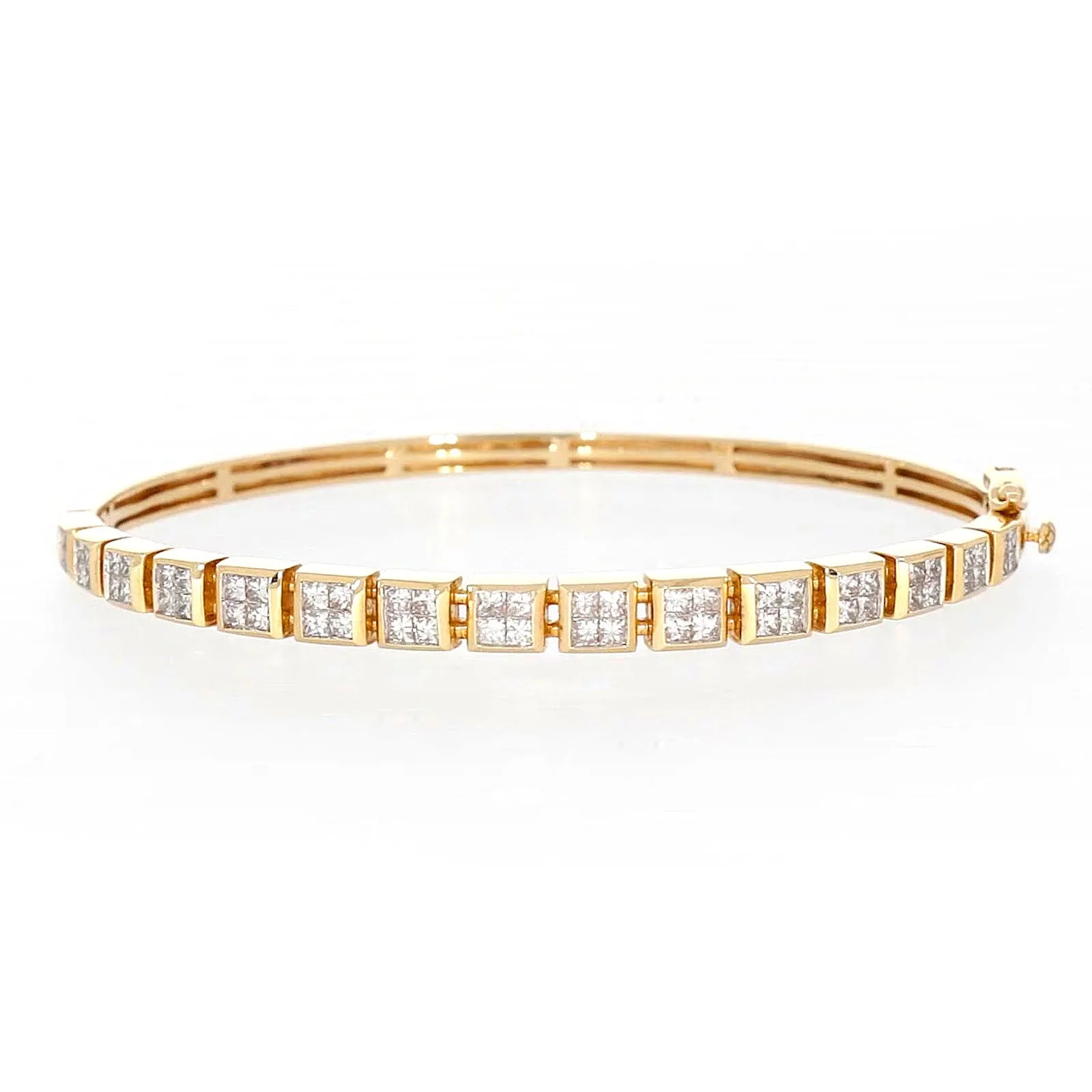 New York 14ct Yellow Gold Princess Cut 1 3/4 CARAT tw of Diamonds Bangle