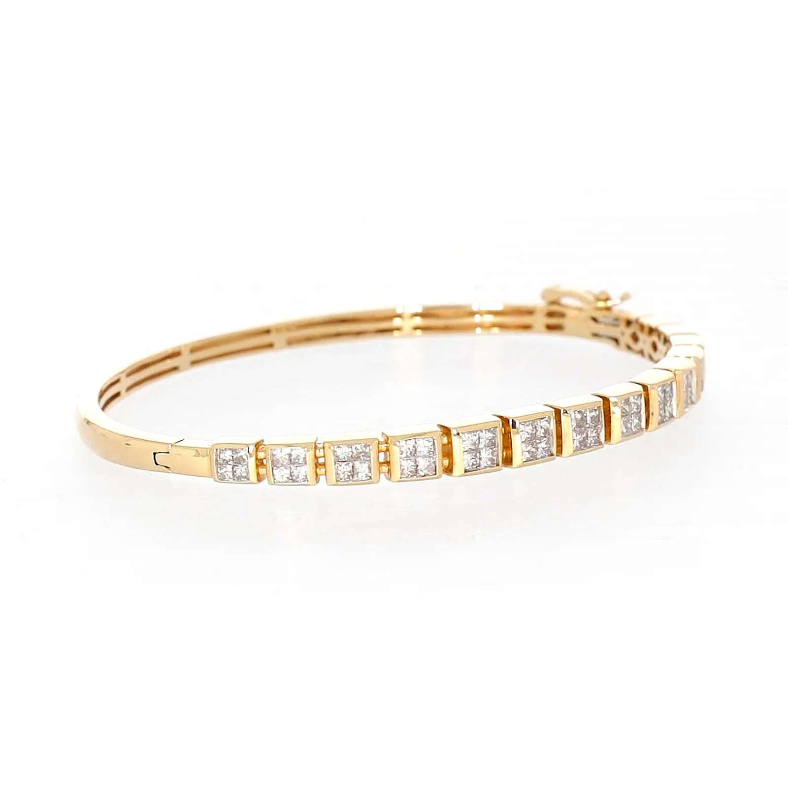 New York 14ct Yellow Gold Princess Cut 1 3/4 CARAT tw of Diamonds Bangle