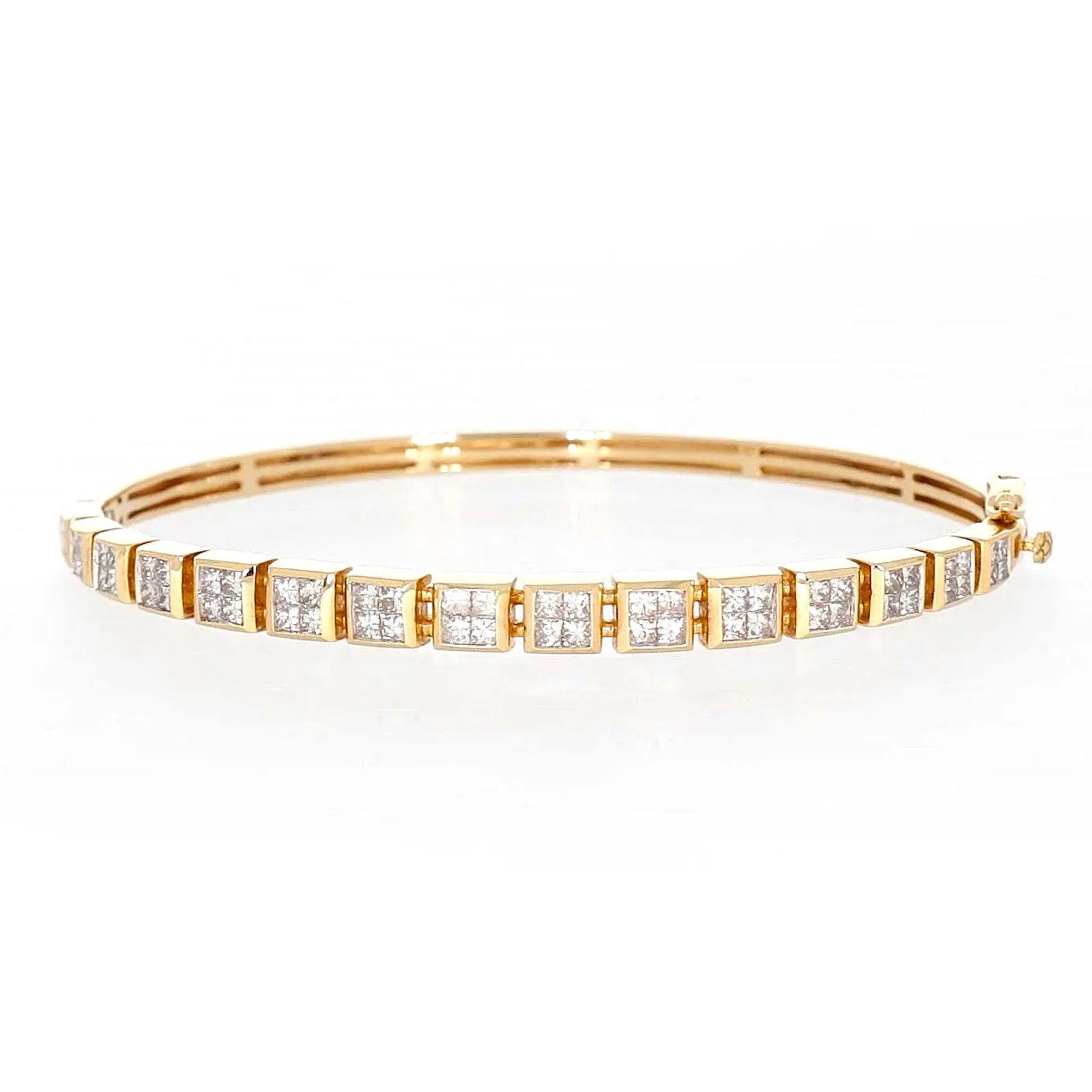 New York 14ct Yellow Gold Princess Cut 1 3/4 CARAT tw of Diamonds Bangle