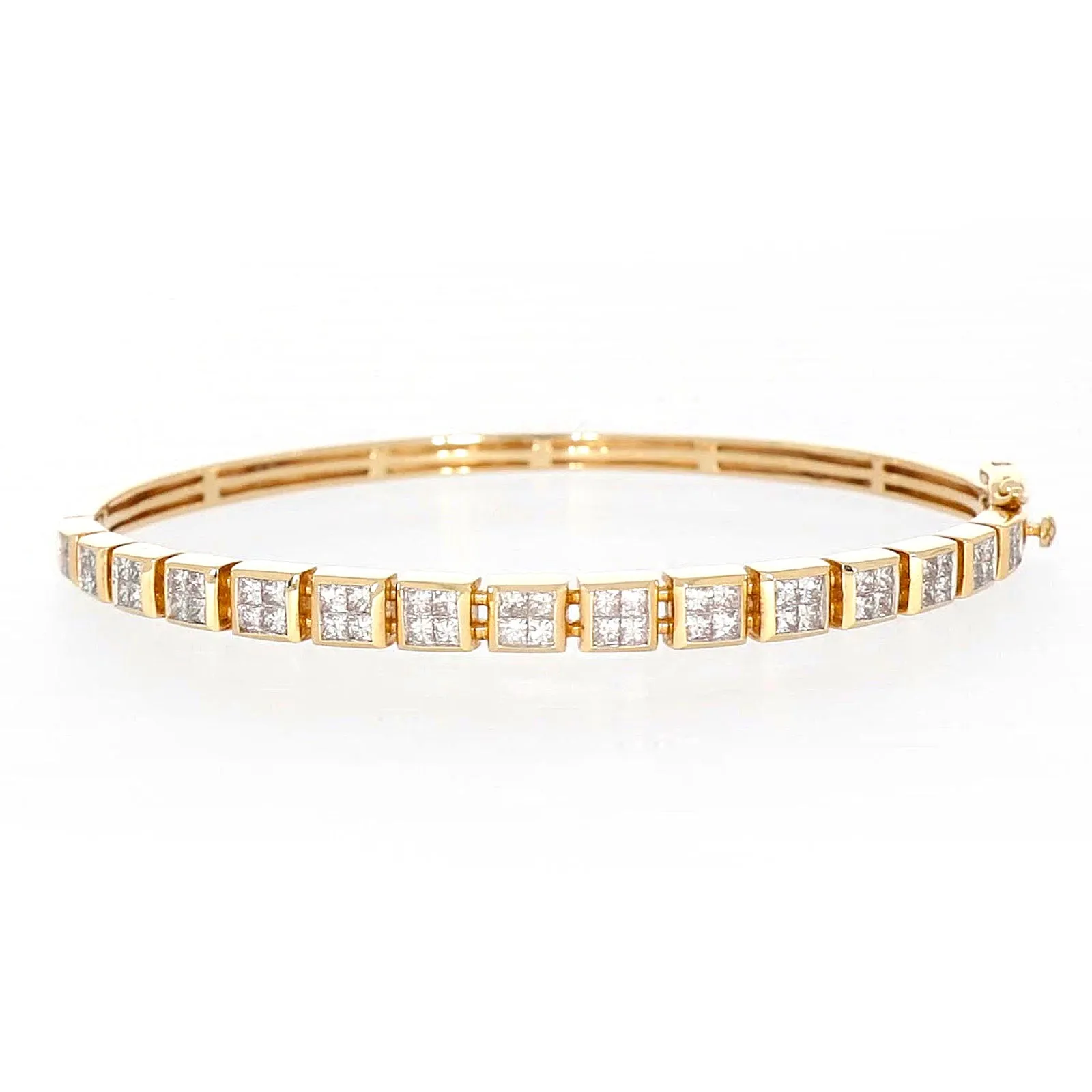 New York 14ct Yellow Gold Princess Cut 1 3/4 CARAT tw of Diamonds Bangle