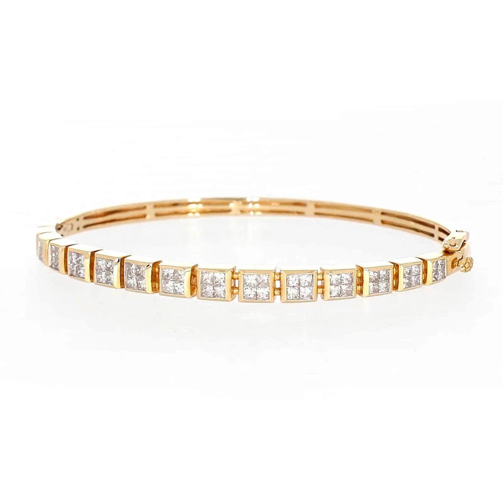 New York 14ct Yellow Gold Princess Cut 1 3/4 CARAT tw of Diamonds Bangle