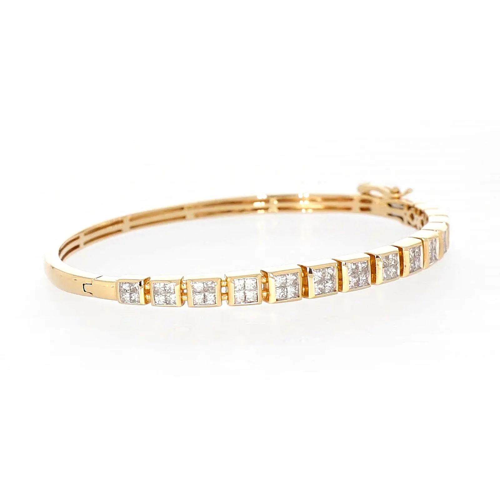 New York 14ct Yellow Gold Princess Cut 1 3/4 CARAT tw of Diamonds Bangle