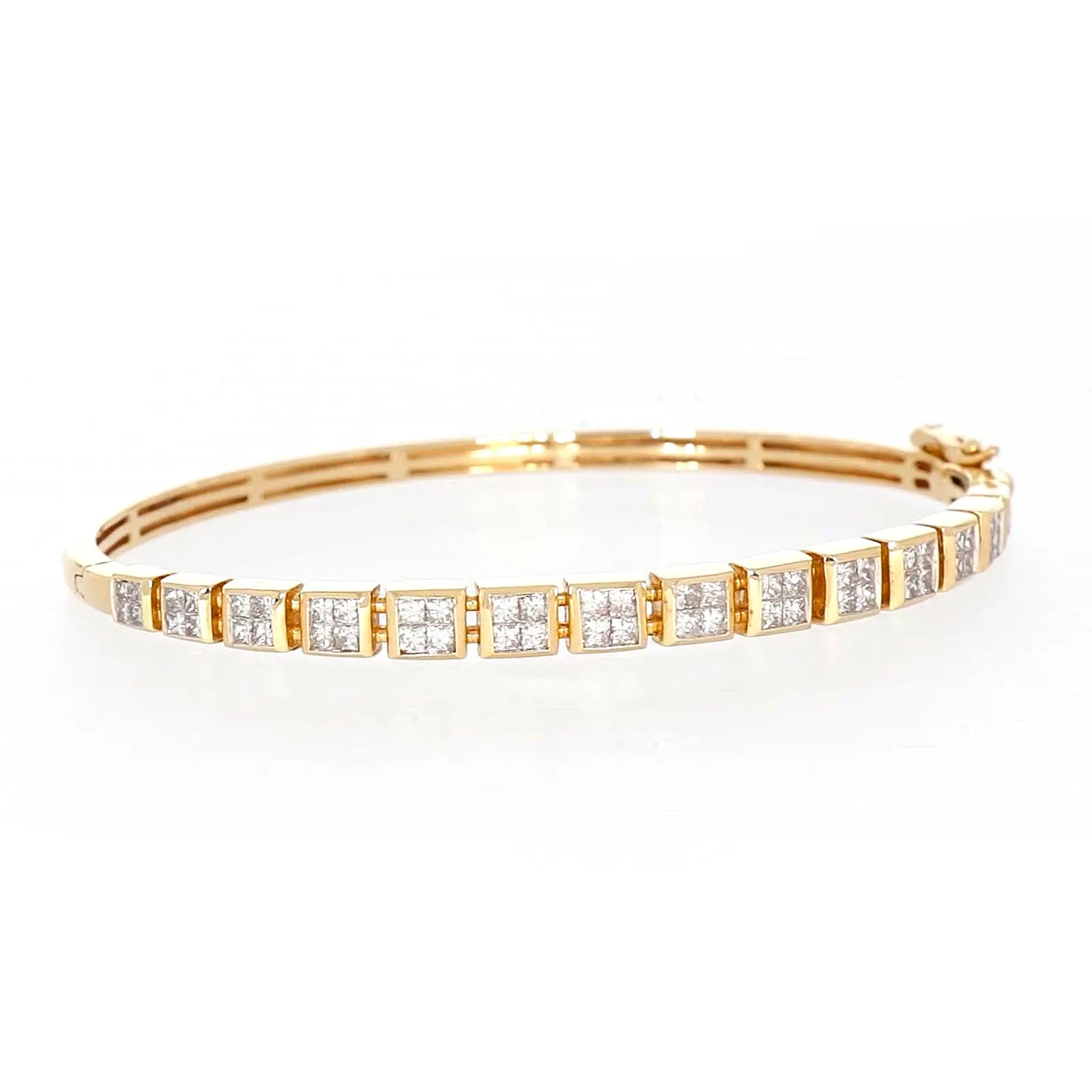 New York 14ct Yellow Gold Princess Cut 1 3/4 CARAT tw of Diamonds Bangle