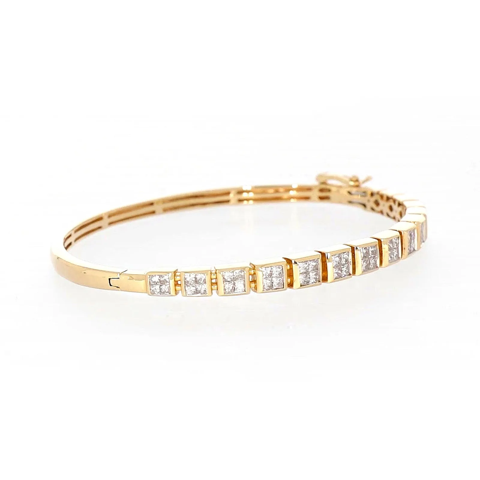 New York 14ct Yellow Gold Princess Cut 1 3/4 CARAT tw of Diamonds Bangle