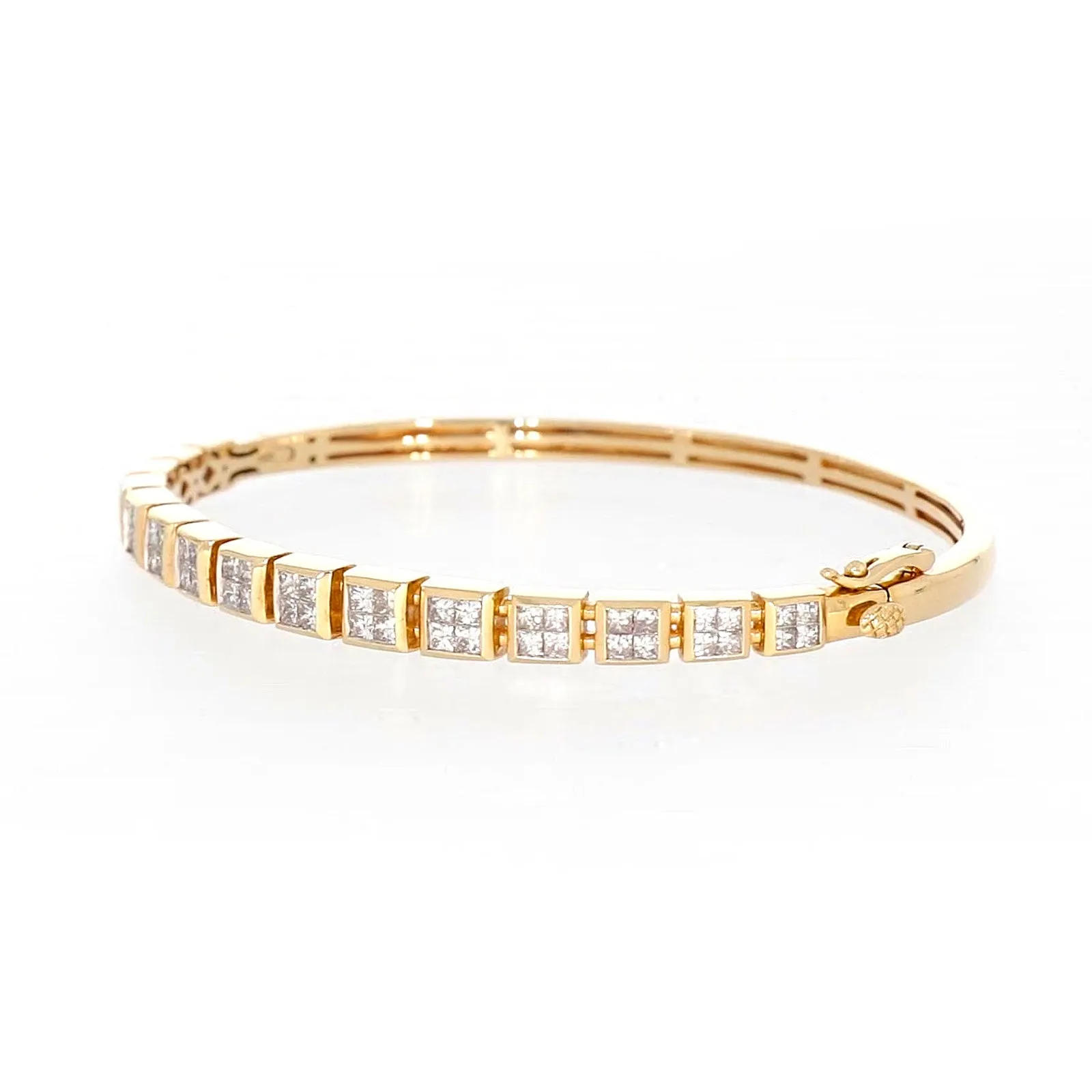 New York 14ct Yellow Gold Princess Cut 1 3/4 CARAT tw of Diamonds Bangle