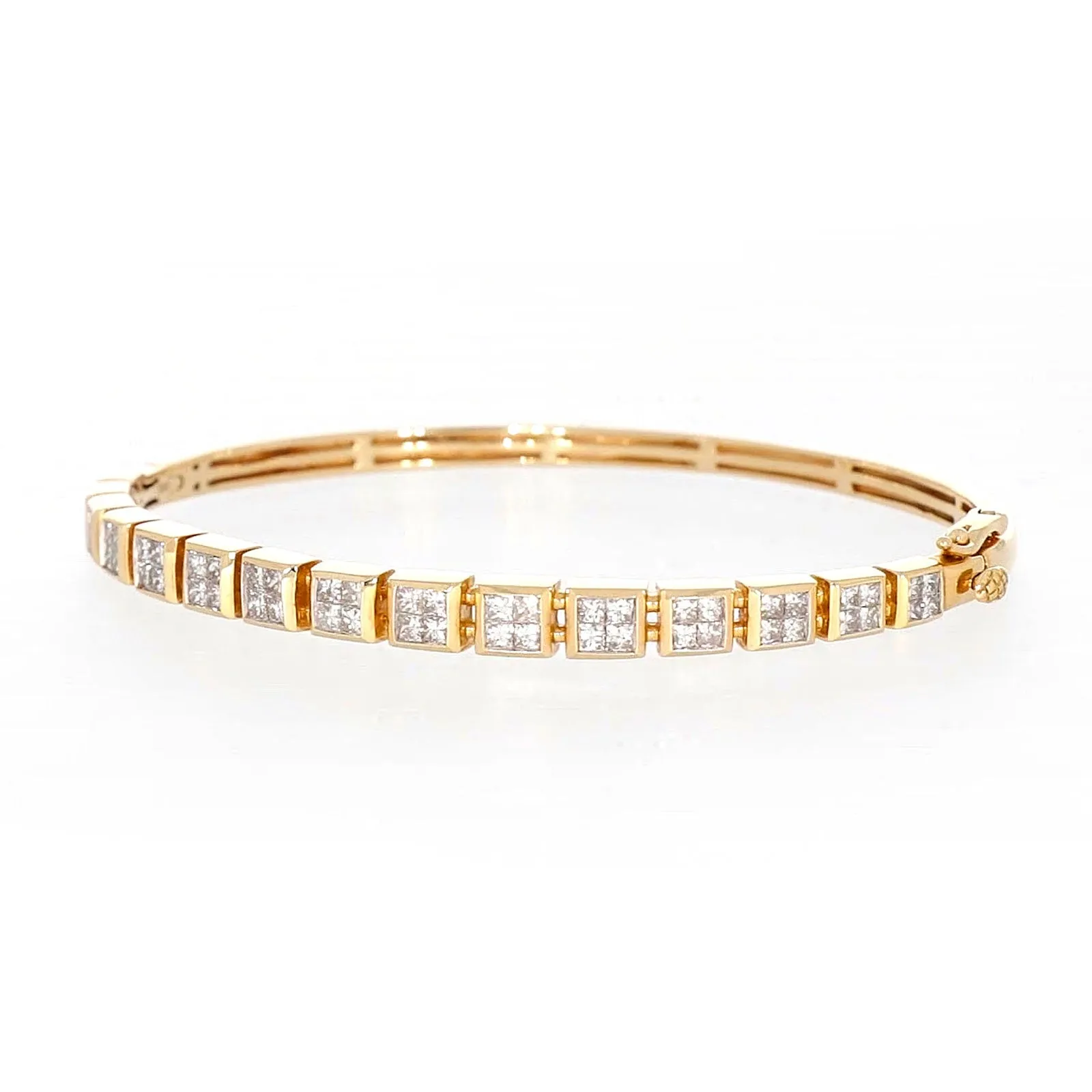 New York 14ct Yellow Gold Princess Cut 1 3/4 CARAT tw of Diamonds Bangle