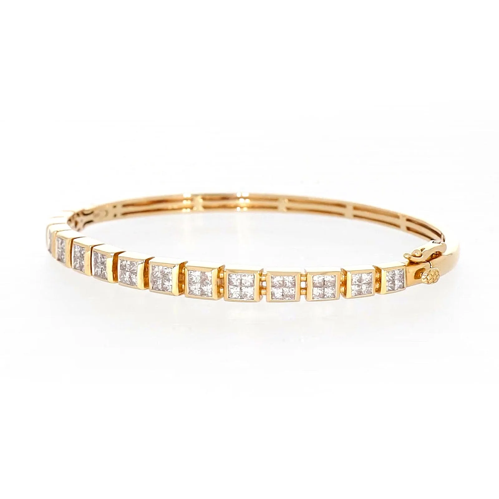 New York 14ct Yellow Gold Princess Cut 1 3/4 CARAT tw of Diamonds Bangle