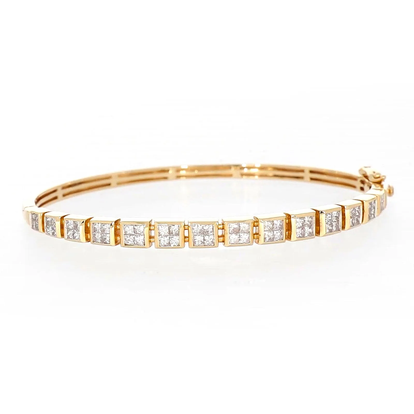 New York 14ct Yellow Gold Princess Cut 1 3/4 CARAT tw of Diamonds Bangle