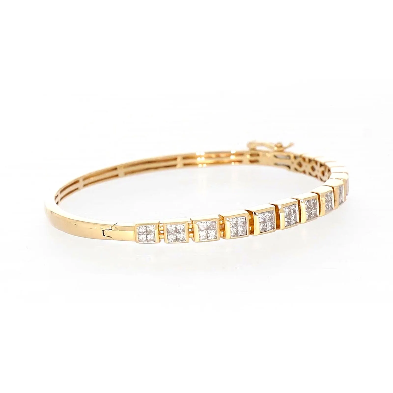 New York 14ct Yellow Gold Princess Cut 1 3/4 CARAT tw of Diamonds Bangle