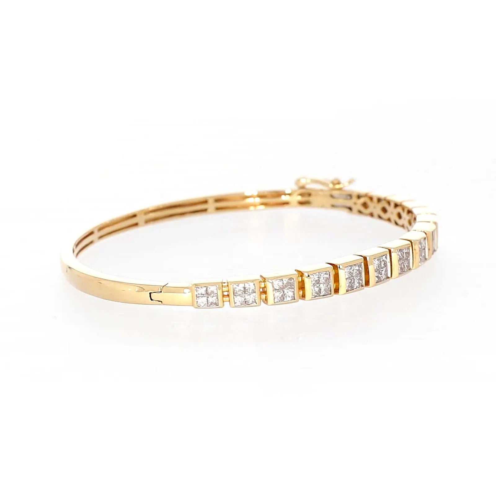 New York 14ct Yellow Gold Princess Cut 1 3/4 CARAT tw of Diamonds Bangle