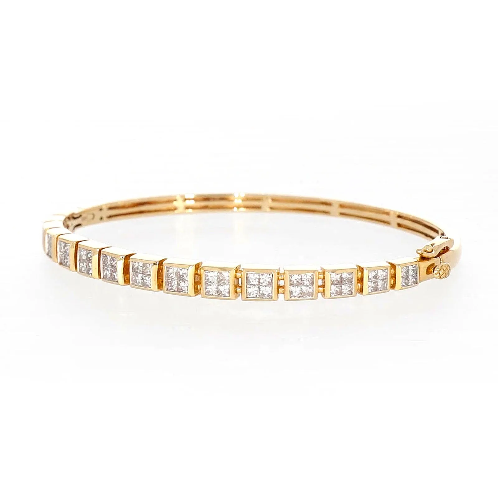 New York 14ct Yellow Gold Princess Cut 1 3/4 CARAT tw of Diamonds Bangle