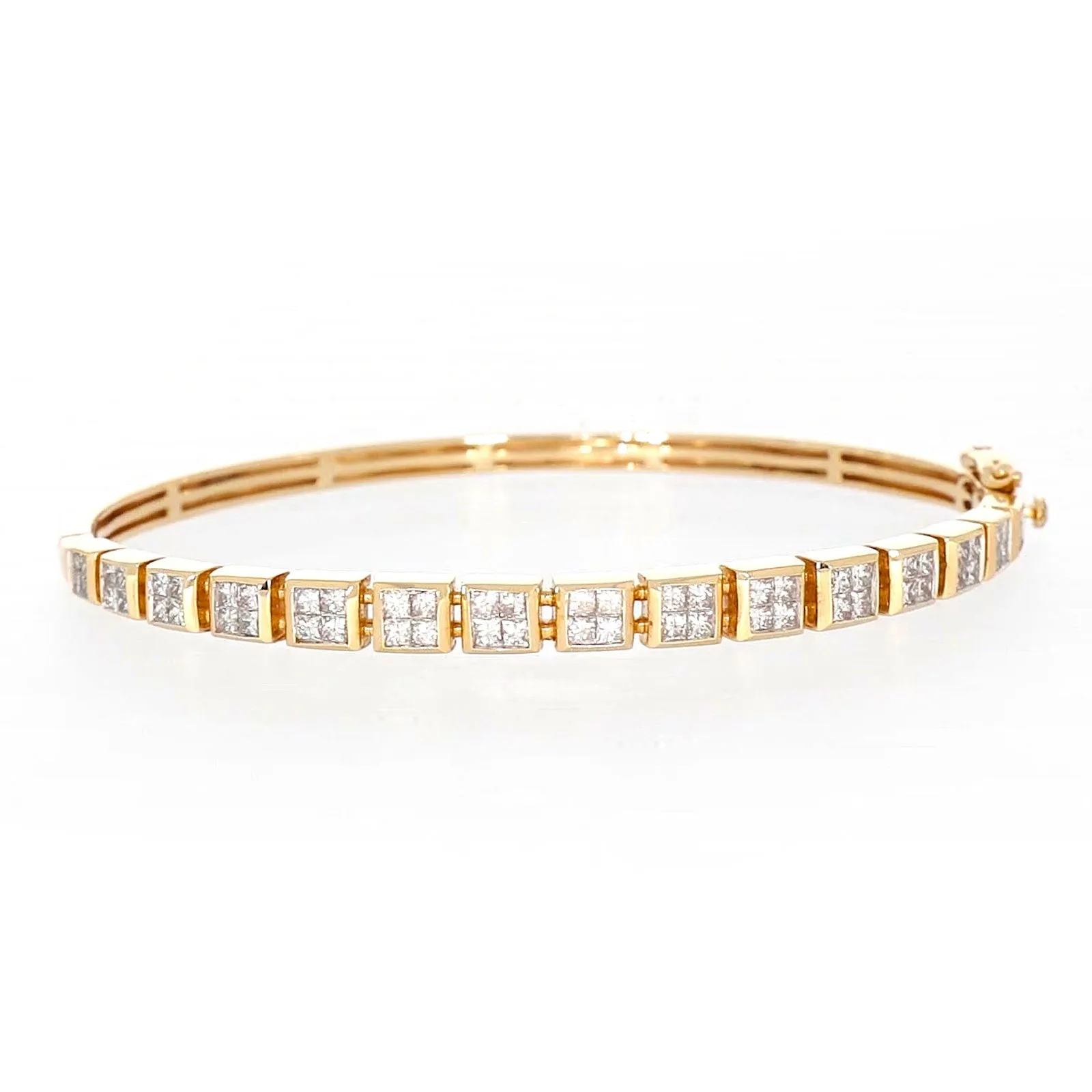 New York 14ct Yellow Gold Princess Cut 1 3/4 CARAT tw of Diamonds Bangle